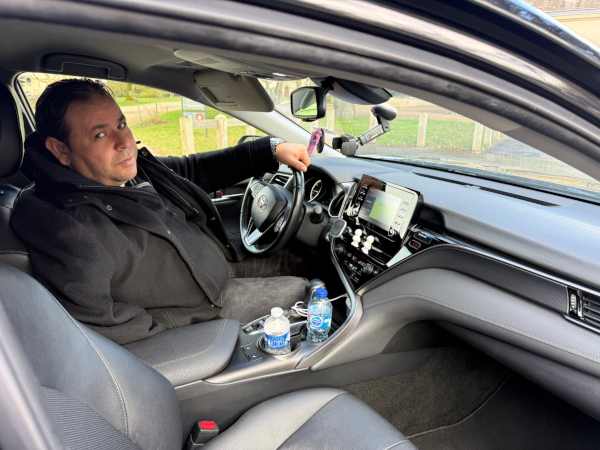Chauffeur VTC privé à Angers à l’intérieur de son véhicule en service