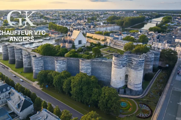 Image du Château d’Angers au coucher du soleil, utilisée pour illustrer les actualités locales VTC et Catégories d’actualités VTC à Angers et dans le Maine‑et‑Loire, avec le logo GK Chauffeur VTC Angers en haut à gauche