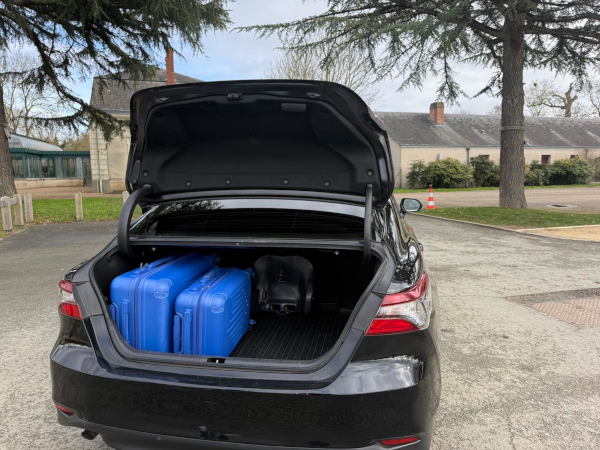 Bagages rangés dans le coffre du véhicule VTC à Angers