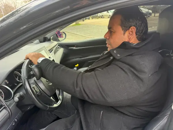 Chauffeur VTC privé à Angers en position de conduite