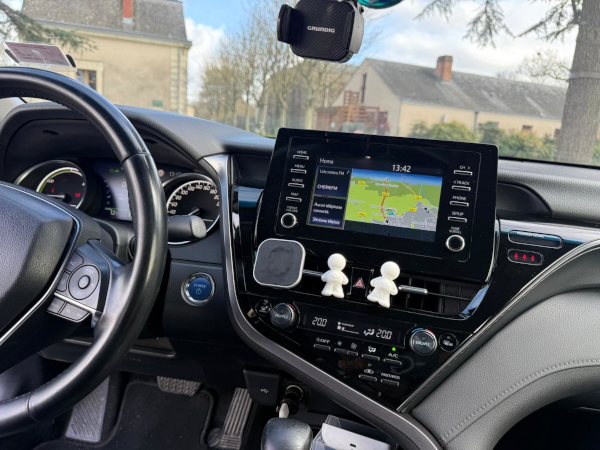 Tableau de bord moderne du véhicule VTC à Angers